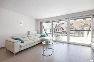 Recent (2015) 2-slaapkamerappartement in de prachtige residentie Avanti, gelegen in een rustige zijstraat, dichtbij zee, strand en winkels, Dit recente appartement (71 m²), combineert comfort, licht en een hoogwaardige afwerking. Dankzij de zuidwestelijke oriëntatie geniet u de hele dag van de zon op het ruime terras van 10 m². De lichtrijke leefruimte met een indrukwekkende raampartij van 5 meter breed zorgt voor een uitzonderlijk ruimtelijk gevoel. De volledig ingerichte kwaliteitskeuken is uitgerust met een granieten werkblad en hoogwaardige toestellen. Verder beschikt het appartement over een inkomhal, twee volwaardige slaapkamers, een badkamer met inloopdouche, een praktische binnenberging, een apart toilet, een hal met maatwerkkasten en een private fietsenberging. Bovendien werd het appartement nooit verhuurd en wordt het volledig gemeubeld verkocht. Alsook de mogelijk tot aankoop van garage in de buurt.Een perfect onderhouden appartement op een rustige ligging, ideaal als vaste woonst, tweede verblijf of zorgeloze investering.