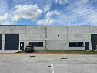 Deze zeer goed gelegen magazijnruimte heeft een totale oppervlakte van 367 m² en bevindt zich langs de N46, op 1 km van de E40 op- en afrit...