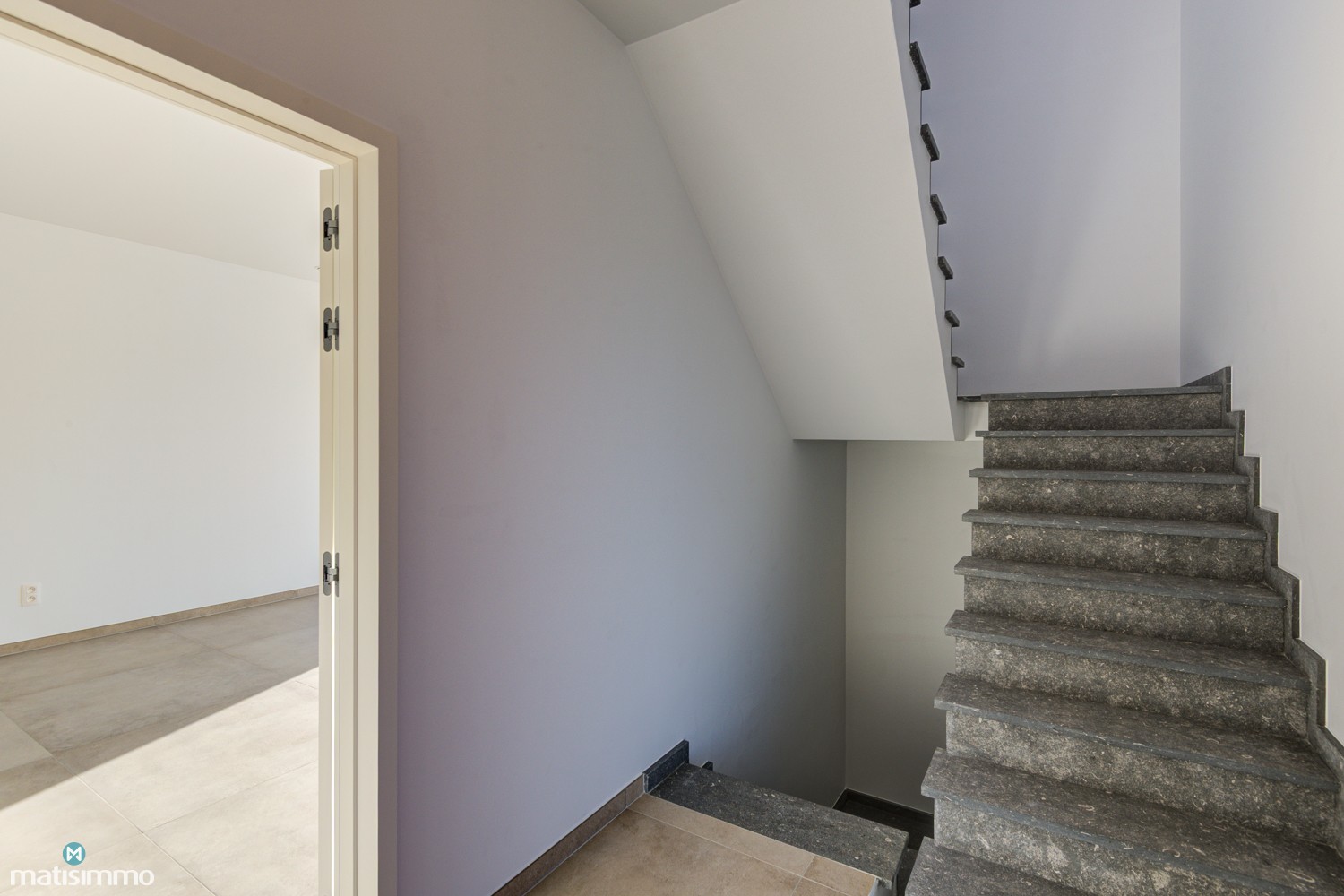 VOLLEDIG AFGEWERKTE EN GESCHILDERDE NIEUWBOUWWONING (EPB E10) MET 3 SLAAPKAMERS, OVERDEKT TERRAS, 2 GARAGES, KELDER EN AANGELEGDE TUIN IN WERM - foto 4