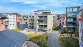 Voor bezoeken graag een profiel aanmaken via volgende link : https://mijnhuurprofiel.be/property/28c26730-d42e-40d9-a76c-2c873823b7c0 - <br />Een aangenaam, instapklaar appartement met oa. 2 slaapkamers, terras, een dubbele garage & ruime kelder, op een TOP-ligging nabij centrum en openbaar vervoer te Halle! Bestaande uit:<br />Op de derde verdieping: inkomhal (4.99m²), berging (2.04m²), leefruimte/eetplaats (36.91m²) met aansluitend een aangenaam terras met vrij uitzicht (7.12m²), ingerichte keuken (8.50m² -kookplaat, oven, dampkap, verlek, koelkast, diepvries), nachthal, 2 slaapkamers (12.17m²/8.56m² (met ingebouwde dressing)), apart toilet, badkamer (4.52m² - dubbele lavabo met meubel, nieuwe douche). Verder: dubbele garagebox (5.40m x 5.11m), ruime kelder (7.59m²).<br />Buitenschrijnwerk ALU dubbel glas - Centrale verwarming gas - EPC: 126 kWh/m² - UC: 20261006-0003961287-RES-1 - Label B - Provisie gemeenschappelijke lasten: 120 euro/maand<br />Nutsvoorzieningen: individuele tellers water, elektriciteit, gas, muggenramen, videofoon - Beschikbaar vanaf: 01/11/2026! - Lift in het gebouw - Bruikbare oppervlakte (EPC) : 98 m²