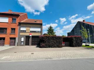 RUIME GEZINSWONING MET DIEPE TUIN EN VEEL POTENTIEEL IN WEVELGEMOntdek deze stevige en ruime woning in een rustige straat in Wevelgem. Met een diepe...