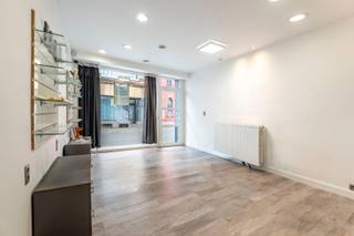 Op zoek naar een ruime woning met karakter en potentieel, gelegen in het hart van Menen? Dan is dit pand absoluut een bezoek waard! Dankzij...