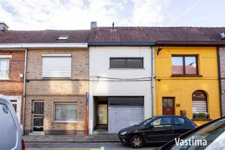 Al een hele poos op zoek naar een betaalbare stadswoning met tuin? Liefst geen oude woning, maar een recenter exemplaar? Dan is deze woning precies wat je zoekt. <br /><br />Deze woning werd gebouwd in 2002 en is ontworpen met het oog op singles, jonge koppels en kleine gezinnen die comfortabel willen wonen zonder de lasten van een grote woning. Compact waar het kan, verrassend ruim waar het moet en het perfecte alternatief voor een appartement! <br /><br />Al bij het binnenkomen merk je dat over de indeling goed is nagedacht. Vooraan beschik je over een handige berg- en fietsenruimte. Geen gedoe meer met fietsen, afval of boodschappen die door de leefruimte moeten. Een klein detail dat elke dag opnieuw een groot verschil maakt. <br /><br />De absolute blikvanger van de woning is zonder twijfel de leefruimte met open keuken. Dankzij de verhoogde dakuitbouw met zijn extra zijramen baadt deze ruimte de hele dag in natuurlijk licht. Het resultaat? Een heerlijk ruimtegevoel dat je van buitenaf nooit zou verwachten. De volledig uitgeruste keuken vormt samen met de leefruimte het hart van de woning. En dankzij de grote raampartij, geniet je bovendien de hele dag door van licht en zicht op je tuin. Verder beschik je op het gelijkvloers over een gastentoilet met handenwasser. <br /><br />Op de eerste verdieping bevinden zich een ruime slaapkamer met aansluitende dressing en een verzorgde badkamer met douche in bad en toilet. Onder het dak vind je nog een tweede slaapkamer en een technische ruimte met extra stockagemogelijkheden. <br /><br />Ook technisch zit je hier helemaal goed. De woning beschikt over een zonneboiler voor warm water in combinatie met een CV op gas, een regenwaterput van 5.000 liter, een conforme elektrische installatie en is volledig asbestvrij. Bovendien geldt er geen renovatieverplichting, waardoor je zonder zorgen kunt verhuizen. <br /><br />Achteraan wacht een gezellige stadstuin met terras waar je na een drukke dag heerlijk tot rust komt.  <br /><br />De woning vraagt hier en daar nog een persoonlijke afwerking, maar net dat biedt je de kans om ze volledig naar jouw smaak af te werken en er écht je eigen thuis van te maken. <br /><br />Ligging is nog een extra troef: rustig, maar toch vlak bij centrum Aalst. Scholen, winkels, openbaar vervoer en grote verbindingswegen bevinden zich op korte afstand. Parkeren doe je vlot op de vele voorbehouden bewonersplaatsen in de straat. <br /><br />Een recente stadswoning met tuin, veel licht, een doordachte indeling en moderne technieken kom je niet elke dag tegen. Benieuwd of dit jouw nieuwe thuis wordt? Contacteer Vastima vandaag nog en plan snel je bezoek! 