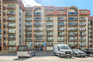 Prachtig appartement met één slaapkamer en slaaphoek te koop op de zevende verdieping van de Residentie Duinenveld, Franslaan 156 te Nieuwpoort. Dit appartement geniet van een prachtig open zicht op de Simli duinen en geniet bovendien van zongerichte terrassen. Dankzij de uitstekende ligging bevindt u zich op wandelafstand van de Zeedijk, de winkelstraat en horecazaken. <br /><br />Inclusief privatieve kelderberging en mogelijkheid tot bijaankopen van een garagebox in het gebouw.<br /><br />Indeling:<br />- inkomhal (3m²)<br />- lichtrijke woonkamer (28 m²) met open keuken voorzien van een koelkast met diepvriesvakje, inductiekookplaat, microgolfoven, oven en vaatwas<br />- slaaphoek (7m²) <br />- slaapkamer (9m²)<br />- badkamer (4m²) met dubbele lavabo en douche<br />- apart toilet<br />- berging<br />- terrassen (8m²)<br /><br />Troeven:<br />- prachtig zicht op de Simliduinen<br />- twee terrassen<br />- instapklaar<br />- privatieve kelderberging<br />- mogelijkheid om een garagebox bij aan te kopen in het gebouw<br /><br />Bent u op zoek naar een instapklaar appartement met twee terrassen en een prachtig uitzicht in Nieuwpoort-Bad? Aarzel dan niet om ons te contacteren voor meer informatie of een bezoek!<br /><br />Bestuursmaatregelen in het maatregelenregister: nee