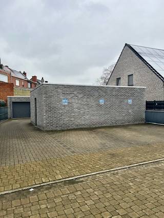 Dit modern appartement is gelegen aan de stadrand van Aalst en toch op wandelafstand van het centrum en in de nabijheid van winkels-scholen en supermarkten. Het appartement bestaat uit inkom, toilet, badkamer met inloopdouche, ruime lichtrijke living van 30m2. Via de gezellige keuken is er toegang tot het terras waar het aangenaam vertoeven is. Aansluitend op de keuken is er nog een praktische berging voor plaatsen van wasmachine/droogkast en diepvriezer. Het appartement is gelegen op de 1ste verdieping en is ook bereikbaar via een centrale lift. Extra is er nog een fietsenberging en parking inbegrepen in de huurprijs. Kortom dit gezellig appartement is energiezuinig en zeer lichtrijk met ruim terras!  Vrij vanaf maart 2026 en mogelijkheid tot huren van garage rechtover het appartementsgebouw! Geen extra kosten ! 