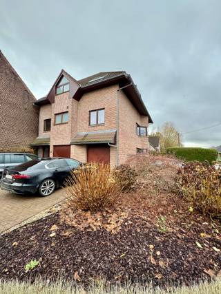 Gelegen in Overijse, nabij belangrijke verbindingswegen, openbaar vervoer en een supermarkt, bevindt zich dit ruim en lichtrijk duplex-appartement...