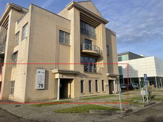 Zeer gunstig gelegen en representatieve kantoorruimte/praktijkruimte met ruime buitenparking en binnenparking te Hasselt centrum. Dit...