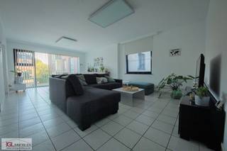 IGL vous propose cet appartement idéalement situé à Buizingen.L’appartement dispose d’un hall d’entrée spacieux donnant accès au séjour très...