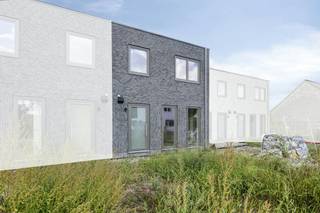 Bent u op zoek naar een moderne, instapklare en bijzonder energiezuinige woning op een gunstige locatie? Dan is deze woning, gelegen aan de Asdonckstraat 71B in Leopoldsburg, zeker een bezoek waard.<br /><br />Deze gesloten bebouwing beschikt over een bewoonbare oppervlakte van 126 m² en is gelegen op een perceel van 3a55ca. De woning combineert een praktische indeling met 3 slaapkamers, aangename lichtinval en uitstekend wooncomfort. Ideaal voor gezinnen, starters of wie extra ruimte wenst voor een bureau of hobbykamer.<br /><br />Op het gelijkvloers bevindt zich een lichtrijke leefruimte met voldoende plaats voor een gezellige zit- en eethoek. Dankzij de praktische indeling vormt deze woning een aangename thuisbasis voor wie comfortabel en zonder grote werken wil wonen.<br /><br />Een belangrijke troef zijn de uitstekende energieprestaties. Met een EPC-label A+ en een uitzonderlijke energiescore van -7 kWh/m²/jaar is de woning bijzonder energiezuinig. Dit draagt bij aan een aangenaam wooncomfort en een beperkt energieverbruik.<br /><br />Daarnaast komt de woning in aanmerking voor het gunstige btw-tarief van 6%, mits de koper aan de wettelijke voorwaarden voldoet. Dit kan een aanzienlijk financieel voordeel opleveren bij de aankoop van deze instapklare en energiezuinige woning.<br /><br />Ook buiten biedt de woning mogelijkheden om een gezellig terras of een aangename plek voor ontspanning in te richten.<br /><br />De woning bevindt zich op een gunstige locatie in Leopoldsburg, met winkels, scholen en belangrijke verbindingswegen in de nabije omgeving.<br /><br />Kortom, een instapklare gezinswoning met 3 slaapkamers, een uitzonderlijk EPC-label A+ en de mogelijkheid tot aankoop aan 6% btw. Een interessante opportuniteit voor wie comfortabel en energiezuinig wil wonen.<br /><br />Interesse? Contacteer ons gerust voor meer informatie of een bezoek ter plaatse.<br /><br />Bestuursmaatregelen in het maatregelenregister: nee