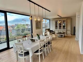 <p>Luxueus appartement TE HUUR in centrum Oudenaarde.</p><p>Met de lift kom je rechtstreeks in het appartement.<br />Het appartement voorziet : een zeer uitgebreide keuken met veel kastruimte ,kwalitatieve toestellen en allerlei leuke snufjes.<br />Aansluitend heb je een leefruimte met zithoek.<br />De zithoek voorziet een sfeervolle gashaard.<br />Rondom het appartement heb je een zeer groot terras.<br />Verder heb je een aparte berging, een ruime badkamer met toilet, bad en inloopdouche.<br />Het appartement heeft 3 mooie slaapkamers met elk toegang tot het terras.</p><p>Bij het appartement horen ook nog 2 grote garages.<br />Door de vele ramen in het appartement heb je een zeer mooie lichtinval.<br />Er zijn screens aanwezig in het appartement.<br />100€ syndicuskosten/mnd</p><p>Benieuwd?<br />vraag uw bezoek aan via onze website www.immodhondt.be </p>
