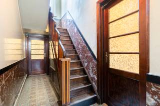 immo DAVID stelt u graag deze charmante tweegevelwoning voor, gelegen in een zeer gegeerde wijk van Aalst. Deze woning combineert een praktische ligging en biedt bovendien heel wat mogelijkheden voor wie op zoek is naar een woning met potentieel. Via de inkomhal komt u terecht in de ruime woonkamer van 26 m², die aansluit op de keuken. Op deze verdieping bevindt zich tevens de badkamer. Op de eerste verdieping bevinden zich twee ruime slaapkamers van respectievelijk 20 m² en 13 m². Een absolute troef van deze woning is de ruime zolderverdieping van maar liefst 29 m², bereikbaar via een vaste trap. Deze polyvalente ruimte biedt tal van mogelijkheden en kan volledig naar eigen wens worden ingericht, bijvoorbeeld als master bedroom, extra slaapkamer, bureau, hobbyruimte of zelfs met een bijkomende badkamer. Verder beschikt de woning over een praktische bergkelder en een aangename west gerichte tuin met terras zonder inkijk. Er is parkeermogelijkheid voorzien voor bewoners. Ook de ligging is een belangrijke troef. U bevindt zich op korte afstand van verschillende voorzieningen, belangrijke verbindingswegen en het centrum van Aalst: station Aalst op 1 km, bushalte 400 m, dichtstbijzijnde school 350 m, twee zienhuizen op 1,3 km en 1,4 km, winkels op 280 m; horeca op 320 m en autostrade E40 4,5 km. Kortom: een karaktervolle woning met ruimte, tuin en vooral heel wat potentieel, gelegen op een uitstekende locatie in Aalst. Een ideale opportuniteit voor wie de woning verder naar eigen smaak wil renoveren en inrichten.