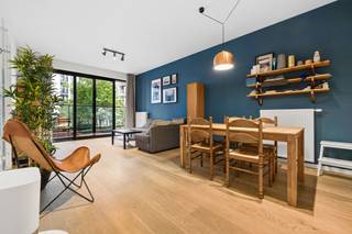 Ontdek dit appartement in het hart van de Europese wijk, aan de Jean Reyplaats. Het ligt op de 1e verdieping van een gebouw uit 2014. Dit pand van ± 66 m² maakt meteen indruk met zijn hal, voorzien van een gepantserde deur. De woonkamer komt uit op een aangenaam terras van ± 14 m², een echte buitenuitbreiding. De volledig uitgeruste open keuken sluit naadloos aan op de leefruimte.<br />Het slaapgedeelte bestaat uit een comfortabele slaapkamer (± 14 m²), een badkamer, een wasruimte en een apart toilet, wat zorgt voor een functionele indeling. Kelder nr. 14 inbegrepen.<br />Het pand wordt gemeubileerd verkocht, een extra troef waardoor u direct na aankoop ten volle van het appartement kunt genieten.<br />Hoogwaardige technische voorzieningen: dubbele beglazing, ventilatiesysteem met dubbele luchtstroom, thermostaat, fietsen- en kinderwagenstalling.<br />Een pand, in uitstekende staat, in een gewilde wijk die Europese instellingen, winkels en optimale bereikbaarheid combineert. Afmetingen ter indicatie.