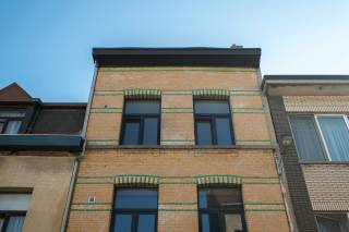 Meer foto's en alle informatie vindt u op www.kop.immo.<br /><br />Deze karaktervolle duplex van 107 m² situeert zich in de levendige Noordwijk, het kloppende hart van 2060 Antwerpen rondom het Stuivenbergplein. Op wandelafstand bevindt zich Park Spoor Noord, een van de grootste en meest geliefde groene ontmoetingsplaatsen van de stad. De buurt biedt een authentiek, multicultureel straatleven met een overvloed aan winkels, bakkerijen, slagerijen en eetgelegenheden letterlijk om de hoek. Met bus- en tramhaltes in de nabijheid en de ring op minder dan 700 meter bent u vlot verbonden met de rest van de stad.<br /><br />Het appartement verwelkomt u via een inkomhal die meteen de toon zet. De ruime leefruimte biedt plaats aan zowel een comfortabele salon als een volwaardige eethoek, en baadt in natuurlijk licht dankzij de grote raampartijen. De open keuken sluit hier naadloos op aan en is volledig uitgerust voor dagelijks gebruik. Op deze verdieping is tevens een ruime bureaukamer en een terras met berging voorzien. <br />De trap leidt u naar de bovenverdieping, waar een ruime nachthal toegang geeft tot twee volwaardige slaapkamers, elk voorzien van voldoende licht. De badkamer met douche, toilet en aansluiting voor wasmachine completeert dit verdiep.<br /><br />BIJZONDERHEDEN: <br />- 107,80 m²<br />- EPC B<br />- Park Spoor Noord op wandelafstand<br />- Stedenbouwkundige inlichtingen in aanvraag<br /><br />Voor meer info of een gratis waardebepaling kan u ons bereiken via info@kop.immo.<br /><br />De ingerichte renders dienen uitsluitend ter illustratie en sfeerweergave. Deze beelden zijn digitaal gecreëerd; afmetingen, indelingen, meubels en afwerking kunnen afwijken van de werkelijkheid. Hieraan kunnen geen rechten of garanties worden ontleend.