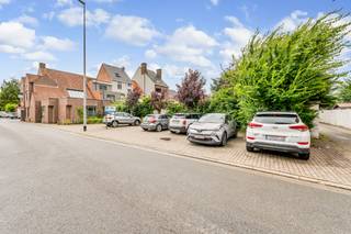 Stijlvol en karaktervol kantoorgebouw, gelegen in het centrum van Hamme, combineert een uitstekende zichtbaarheid met een functionele en moderne inrichting en ruime parkeergelegenheid. <br /><br />Het pand beschikt over vijf volwaardige kantoorruimtes, ontworpen met aandacht voor comfort en productiviteit. Op de eerste verdieping bevindt zich bovendien een afzonderlijke vergaderruimte. Er is een volledig uitgeruste keuken en er zijn aangename ontspanningsruimtes voorzien.<br /><br /><strong>Troeven van het pand:</strong><br />- Centrale en zichtbare ligging in het hart van Hamme<br />- 5 ruime kantoorruimtes<br />- Afzonderlijke vergaderruimte<br />- Professionele ontvangsthal met onthaalruimte<br />- Keuken en personeelsruimte<br />- 8 private parkeerplaatsen<br />- Vlotte bereikbaarheid via openbaar vervoer en belangrijke invalswegen<br /><br />- EPC: energiescore niet-residentieel LABEL C<br />Het perceel te Hamme, met perceelnummer B213P bevindt zich niet in een risicozone voor overstromingen, G-score: B P-score: B.<br />Stedenbouwkundige inlichtingen: in aanvraag sinds 23 juni 2026.<br /><br />Dankzij de combinatie van locatie, uitstraling en functionaliteit biedt dit pand een uitstekende opportuniteit voor ondernemers die hun activiteiten willen uitbouwen op een strategische locatie. Er zijn mogelijkheden betreft aankoop, huur of huurkoop. <br />Voor meer informatie, contacteer Apers Taghnee via taghnee@kmovastgoed.be of via +32 475 42 89 58.