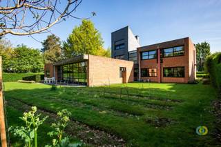 Cette maison d'architecte unique, conçue et occupée par l'architecte lui-même, offre une combinaison exceptionnelle d'espace, de lumière et...