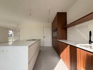 In een nieuwe wijk: verkaveling Paepevelden in het Oost-Vlaamse Bavegem (Sint-Lievens-Houtem) kan u deze moderne energiezuinige open nieuwbouwwoning terugvinden. De woning beschikt over een ruime leefruimte met open keuken, een inpandige garage, een bureauhoek, 3 slaapkamers en een badkamer.<br />Met een bewoonbare oppervlakte van 177 m² op een perceel van 421 m² biedt deze woning alle comfort voor hedendaags wonen.<br />De woning is Energiezuinig, instapklaar en volledig afgewerkt.<br /><br />Deze woning wordt uitgerust met een lucht-waterwarmtepomp, vloerverwarming, ventilatiesysteem D en 12 zonnepanelen (4.800 Wp). Dankzij deze energiezuinige technieken behaalt de woning een E-peil van E10.<br />Als koper geniet u bovendien van 5 jaar vrijstelling van onroerende voorheffing.<br />Centrale ligging, kindvriendelijke wijk met vlotte bereikbaarheid naar in-en uitvalswegen.<br />De verkaveling is centraal gelegen in Bavegem. Via een trage verbinding bereikt u te voet of met de fiets onmiddellijk het dorpscentrum.<br /><br />Meer info of een bezoek?<br />Contacteer Roxanne via 0496 85 09 62.
