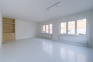 <p> Gelegen op het gelijkvloers van een <strong>volledig gerenoveerd gebouw</strong>, biedt dit kantoor een bruto oppervlakte van ongeveer 55 m². Het geniet van een uitstekende lichtinval en een <strong>functionele indeling</strong> die ideaal is voor een <strong>kantoor of vrij beroep.</strong></p><p>Het pand bestaat uit:</p><ul><li><p>Een <strong>ruime en lichtrijke</strong> kantoorruimte</p></li><li><p>Een <strong>privatieve inkomhal </strong>(ideaal als wachtruimte)</p></li><li><p>Een <strong>uitgeruste kitchenette</strong></p></li><li><p>Een <strong>apart toilet</strong></p></li><li><p>Toegang tot een aangename <strong>privatieve buitenkoer</strong></p></li></ul><p>Het kantoor werd <strong>recent gerenoveerd met moderne en kwalitatieve afwerkingen</strong>:</p><ul><li><p>Nieuwe raamkozijnen</p></li><li><p>Hedendaagse vloerbekleding</p></li><li><p>Elektriciteit en technische installaties conform de normen</p></li></ul><p>De indeling is flexibel en eenvoudig aanpasbaar aan uw professionele behoeften.</p><p>Gelegen in Sint-Pieters-Leeuw, in een rustige buurt met een goede bereikbaarheid en vlak bij Brussel.</p><p>Optie: afgesloten garage beschikbaar voor € 25.000.</p><p> </p><p>Stedenbouwkundige inlichtingen in aanvraag. Maatregelen opgenomen in het maatregelenregister: nee.</p>