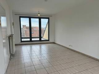 Deze flat met twee slaapkamers en terras is gelegen in het centrum van Geraardsbergen, zeer dichtbij de markt. Het dakappartement is gelegen op de...