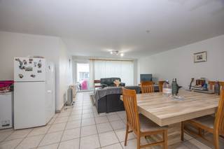<strong>Ruim en lichtrijk appartement</strong> met <strong>drie volwaardige slaapkamers</strong> en een <strong>aangenaam terras</strong>. Het appartement beschikt over een zeer <strong>ruime leefruimte met open keuken,</strong> wat zorgt voor een open woonomgeving. De keuken is uitgerust met <strong>een oven, vaatwasser en voldoende kastruimte.</strong><br /><br />Verder is er een <strong>praktische berging </strong>voorzien met <strong>aansluiting voor</strong> een <strong>wasmachine en droogkast</strong>. Het appartement beschikt eveneens over een <strong>afzonderlijk gastentoilet</strong> en een <strong>ruime badkamer</strong> uitgerust met een <strong>douche, ligbad en een tweede toilet</strong>, wat extra comfort biedt voor een gezin.<br /><br />De woning wordt verwarmd met <strong>elektrische verwarming</strong> en heeft een<strong> gunstige EPC-score B</strong>. Daarnaast kunnen bewoners gebruikmaken van een <strong>gemeenschappelijke fietsenberging</strong> en een <strong>gemeenschappelijk vuilnislokaal </strong>in het gebouw.<br /><br />Het appartement is vrij van gebruik en staat leeg,en werd volledig geschilderd.