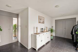 <p><strong>Zeer ruime woning met 3 slaapkamers en grote polyvalente ruimte in een rustige woonwijk.</strong></p>
<p><strong>BEKIJK ZEKER ONZE (VIRTUELE) GRONDPLANNEN EN ATTESTEN VOOR DE INDELING EN EXTRA INFORMATIE.</strong></p>
<p>Bent u op zoek naar een ruime gezinswoning met tal van mogelijkheden? Dan is deze energiezuinige woning in een rustige woonwijk te Mechelen zeker een bezoek waard. Met een bruikbare oppervlakte van maar liefst 305 m², drie slaapkamers, een grote polyvalente ruimte en diverse recente renovaties biedt deze eigendom een uitzonderlijke combinatie van ruimte, comfort en flexibiliteit. Dankzij de uitstekende ligging nabij winkels, scholen, openbaar vervoer en de E19/A12 geniet u bovendien van een vlotte verbinding richting Antwerpen en Brussel.</p>
<p><strong><span>ALGEMENE KENMERKEN:</span></strong></p>
<ul>
<li>Energiezuinige woning met een bruikbare oppervlakte van 305 m²</li>
<li><span>3 slaapkamers</span></li>
<li>Grote polyvalente ruimte, ideaal voor zelfstandigen, hobbyruimte, atelier of kangoeroewonen</li>
<li>Recente renovaties: ramen, badkamer, gevel, dakisolatie, zonnepanelen, thuisbatterij en airconditioning</li>
<li>Mogelijkheid om het dakterras verder af te werken en volledig naar eigen smaak in te richten</li>
<li>Rustige ligging nabij winkels, scholen, openbaar vervoer, E19/A12 en met een vlotte verbinding naar Antwerpen en Brussel</li>
</ul>
<p><strong><span>TECHNISCHE KENMERKEN:</span></strong></p>
<ul>
<li>Gunstige EPC-score: 149 kWh/(m²/jaar) – Label B</li>
<li><span>Elektrische installatie conform AREI</span></li>
<li><span>Asbestveilig</span></li>
<li><span>Verwarming op aardgas via radiatoren</span></li>
<li><span>16 zonnepanelen – 7.120 Wp</span></li>
<li><span>Thuisbatterij van 10 kWh</span></li>
<li><span>Airconditioning (verwarmen/koelen)</span></li>
</ul>
<p><strong><span>INDELING:</span></strong></p>
<p><u><span>Gelijkvloers</span></u></p>
<ul>
<li>Ruime inkomhal met apart gastentoilet en vestiaire</li>
<li><span>Ruime en lichtrijke leefruimte</span></li>
<li>Open keuken met aansluitende berging/wasplaats</li>
<li><span>Eetkamer</span></li>
<li>Badkamer met inloopdouche, lavabo en toilet</li>
<li>Dubbele garage / atelier / hobbyruimte met elektrische poorten</li>
</ul>
<p><u><span>Eerste verdieping</span></u></p>
<ul>
<li><span>Master bedroom (25 m²)</span></li>
<li><span>Tweede slaapkamer (14 m²)</span></li>
<li><span>Derde slaapkamer (11 m²)</span></li>
<li><span>Toegang tot het dakterras</span></li>
</ul>