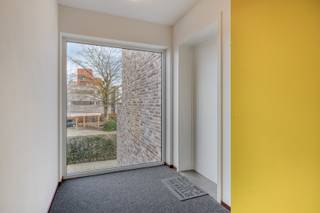 Dit energiezuinig en instapklaar appartement bevindt zich in het centrum van Geel met alle faciliteiten zoals winkels, scholen, openbaar vervoer op wandelafstand. Verder zijn ook de omliggende gemeenten zeer vlot bereikbaar.<br /><br />Beschrijving:<br />We bereiken het appartement, gelegen op de eerste verdieping, met de lift. De inkomhal brengt ons naar de open keuken die naadloos overgaat naar de leef- en eetruimte dewelke toegang geeft tot zowel het oost-georiënteerde terras alsook tot het zuid-georiënteerde terras, het appartement beschikt welliswaar over 2 terrassen. De volwaardige slaapkamer heeft aanpalend een badkamer die uitgerust is met een douche en een wastafel.Tot slot brengt het appartement ons nog een apart gastentoilet en een berging die beschikt over de nodige voorzieningen voor een wasmachine en droogkast.<br /><br />De ondergrondse autostaanplaats en de berging gelegen op de bovenste verdieping zijn bij aan te kopen voor een totale meerprijs van 20.000 euro.<br /><br />Extra:<br />- Energiezuinig EPC-label: B<br />- Conforme elektriciteit<br />- Veel parkeermogelijkheden in de straat<br /><br />Voor meer informatie of een bezoek, neem contact met ons op via info@vastengoed.be of bel naar 014/72 73 74.<br /><br />Wenst u een gratis schatting van uw eigendom? Neem contact met ons op via 014/72 73 74.