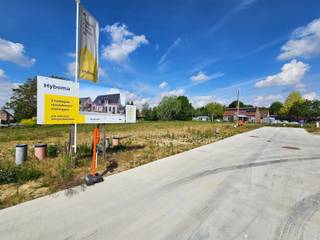 Op zoek naar ruimte voor het hele gezin, op een praktische ligging? Vanuit deze nieuwe woonbuurt in Hooglede bereik je gemakkelijk de lagere school, winkels en het centrum te voet of met de fiets. Dankzij de aansluitende groenzone en het speelplein kunnen kinderen hier zorgeloos en veilig spelen. Vanuit Hooglede bereik je snel Roeselare, Brugge en andere steden in de buurt.
Deze halfopen nieuwbouwwoning op lot 6 beschikt over vier slaapkamers, een open leefruimte en een praktische carport. Grote raampartijen zorgen voor veel licht en een aangename verbinding met de tuin.
Je verhuist naar een volledig instapklare woning en kiest zelf de afwerking van de keuken, badkamer en vloeren. Zo maak je van deze gezinswoning een thuis die helemaal bij jullie past.
Met een E-peil van 10, een warmtepomp, vloerverwarming en zonnepanelen kies je voor energiezuinig comfort, vandaag én morgen.
Benieuwd? Contacteer ons voor meer info.
