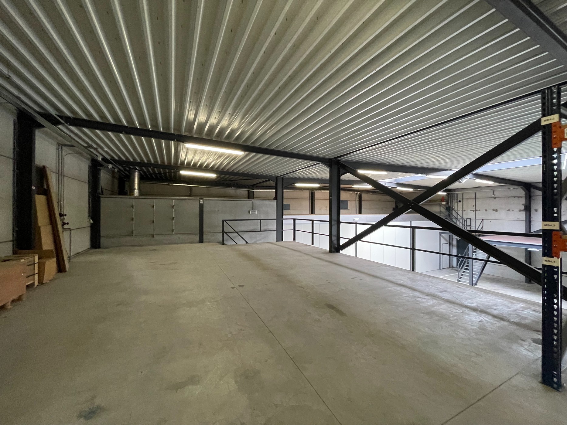 Magazijn van 444 m², mezanine 323m² en een buitenterrein 600m² langs de E17 te Kruisem - foto 5
