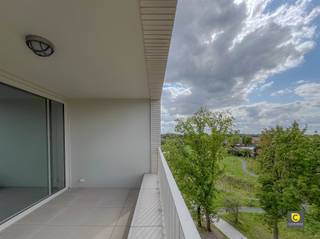 <h3><span>Nieuwbouwappartement met 2 slaapkamers en ruim terras!</span></h3><p><span>Welkom thuis in dit prachtig afgewerkte nieuwbouwappartement, ideaal gelegen in een rustige, moderne woonomgeving. <br />Dit stijlvolle appartement combineert comfort, ruimte en hedendaagse architectuur perfect voor koppels, jonge gezinnen of wie op zoek is naar een kwalitatieve, zorgeloze woonst.</span></p><h4><span>Wat kan u verwachten?</span></h4><ul><li><span> Twee volwaardige slaapkamers met veel lichtinval ideaal als master bedroom, kinderkamer of thuiskantoor</span></li><li><span> Moderne open keuken met centraal eiland dé plek voor culinaire avonden of gezellige etentjes met vrienden</span></li><li><span> Strakke badkamer met ligbad</span></li><li><span> Ruim terras om te genieten van de avond zon</span></li></ul><p><span>Dankzij de grote ramen geniet je van een aangename lichtinval in elke ruimte. De kwalitatieve afwerking en energiezuinige bouw (BEN-normen) zorgen voor een duurzame en toekomstgerichte investering.</span></p><p><span>Of je nu zelf wil intrekken of op zoek bent naar een waardevaste belegging, dit appartement biedt het allemaal.</span></p><h3><span>Klaar om jouw nieuwe thuis te ontdekken?</span></h3><p><span>Contacteer ons vandaag nog voor meer info of een bezichtiging. Wacht niet te lang laatste appartementen beschikbaar!</span></p><p><span> </span></p>