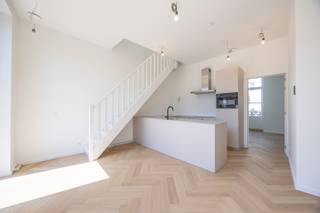 <strong>ORIGINELE DUPLEX MET RUIM DAKTERRAS IN HET HARTJE VAN OOSTENDE</strong><br />In de geklasseerde residentie Rembrandt, een prachtig gerenoveerd geheel van drie historische villa’s in de Van Iseghemlaan, bevindt zich deze unieke duplex. Het appartement combineert karaktervolle architectuur met hedendaags wooncomfort, op wandelafstand van zee, station en Kursaal.<br />De lift brengt u rechtstreeks tot op de derde verdieping, waar u binnenkomt via een inkomhal met gastentoilet en berging. De lichtrijke eetruimte met open keuken geeft uit op een gezellig terras met zicht op het Achturenplein. Aan de voorzijde bevindt zich een eerste slaapkamer met balkon en een stijlvolle badkamer.<br />Via de trap bereikt u de vierde verdieping: een sfeervolle leefruimte met directe toegang tot een uitzonderlijk groot en zonnig dakterras – een zeldzame troef midden in de stad. Daarnaast vindt u hier een tweede slaapkamer en extra badkamer.
<ul>
	<li>Oppervlakte : 115 m²</li>
	<li>EPC: A-label</li>
</ul>