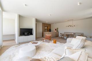 Dit luxueus afgewerkt appartement maakt deel uit van het nieuwbouwproject AQUILO, gelegen in het prestigieuze Sint-Idesbald. Een residentie die uitblinkt in verfijning, comfort en energie-efficiëntie, op een unieke locatie aan de Belgische kust.<br /><br />Het duurzame karakter van het project wordt gegarandeerd door individuele zonnepanelen per appartement, doorgedreven isolatie, een warmtepomp en balansventilatie type D. De royale oppervlaktes en hoogwaardige afwerking onderlijnen het exclusieve cachet van deze residentie.<br /><br />Het appartement bevindt zich op het gelijkvloers en werd op plan ingedeeld als volgt: inkomhal met gastentoilet en berging, lichtrijke leefruimte met open keuken, twee slaapkamers, een badkamer en een zuidwestgericht terras met aanpalende tuin.<br /><br />Verplichte aankoop van parkeergelegenheid en kelderberging, niet inbegrepen in de prijs.<br /><br />Oppervlakte appartement: 94,13 m²<br />Oppervlakte terras: 37,79 m²<br />Oppervlakte tuin: 120,70 m²<br /><br />Voor meer informatie of een bezoek aan het modelappartement kunt u ons steeds contacteren via 050 66 00 00 of via louna@found-baker.com