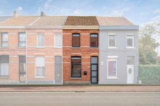 LEUKE STARTERSWONING MET TUIN Hall, living met open keuken, achter een wand ruimte voor wasmachine en droogkast, toffe badkamer met inloop douche en...