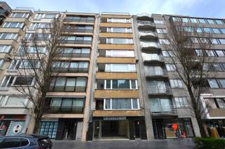Oostende-Centrum, mooi gelegen appartement op de 3de verdieping met open zicht en op wandelafstand van zee/strand, diverse winkels en station.<br /><br />Indeling:<br /><br />Inkomhall, afzonderlijk toilet, woonkamer met open zicht op park, open ingerichte keuken, badkamer met douche en wastafel, 2 slaapkamers, terras met berging, privatieve kelderberging nr°3. <br /><br />- Vrij: 01/10/2026<br />- Huurprijs: 900 euro/maand. <br />- Algemene kosten: 60 euro/maand<br />- Voorschot verwarming: 125 euro/maand<br />- 3 maanden waarborg