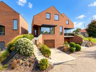 <strong>STIJLVOLLE RECENTE WONING</strong> met een uitstekend <strong>EPC VAN SLECHTS 27 kWh/m² (LABEL A), 8 ZONNEPANELEN</strong>, hoogwaardige afwerking, <strong>MODERNE TECHNIEKEN </strong>en prachtig zicht op de omliggende velden. Deze eigentijdse woning werd gebouwd in 2021 en combineert hedendaagse architectuur met een hoog wooncomfort. Met een<strong> BEWOONBARE OPPERVLAKTE VAN CA. 214 M²</strong> biedt de woning ruime, lichtrijke leefruimtes en een verzorgde afwerking met aandacht voor kwaliteit en detail. De <strong>OPEN INGERICHTE KEUKEN</strong> <strong>MET SMEG-TOESTELLEN </strong>sluit mooi aan op de leefruimte. Verder beschikt de woning over 2 RUIME SLAAPKAMERS MET MOGELIJKHEID TOT EEN DERDE SLAAPKAMER en een moderne badkamer. Ook op technisch vlak werd niets aan het toeval overgelaten, met moderne installaties en een alarmsysteem. Een bijzondere troef is de <strong>VOLLEDIGE ONDERKELDERING MET PLAATS VOOR 2 WAGEN</strong>S en bijkomende praktische ruimte. Buiten geniet u van een <strong>PRACHTIG OPEN ZICHT OVER DE VELDEN</strong>, wat het landelijke karakter extra benadrukt. Een instapklare woning te koop in Zwalm waar architectuur, ruimte, comfort en een mooie ligging harmonieus samenkomen. <strong>VERKOOP ONDER REGISTRATIERECHTEN.</strong><br /><br />Adres: Hundelgemsebaan 109/2 - Zwalm<br /><br />P-score: A G-score :A; Geen renovatieverplichting; Bestuursmaatregelen in het maatregelenregister: Neen; Vrij bij akte.