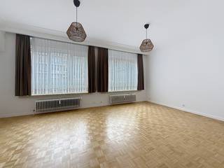 INFO + BEZOEK: 0493/209756<br /><br />Luxueus appartement met 2 slaapkamers en 3 douchekamers – Gelijkvloers – Elsene<br /><br />Gelegen op het gelijkvloers van een gebouw in Elsene, biedt dit mooie appartement hoogwaardige voorzieningen en comfortabele leefruimtes, met bijzondere aandacht voor de uitrusting en de afwerking.<br /><br />Het appartement bestaat uit een inkomhal die toegang biedt tot de verschillende leefruimtes.<br /><br />De hypergeïnstalleerde open keuken sluit aan op de leefruimte en is voorzien van talrijke toestellen: oven, warmhoudlade, microgolfoven, koelkast met diepvriezer, vaatwasser, granieten werkblad, ingebouwde dampkap en een vierpits inductiekookplaat van Siemens.<br /><br />Via de inkomhal bereikt u eveneens een eerste douchekamer, uitgerust met een toilet, wastafel en handdoekradiator.<br /><br />Het slaapgedeelte beschikt over een tweede douchekamer met toilet, wastafel, ventilatiesysteem en handdoekradiator.<br /><br />De master bedroom beschikt over een eigen badkamer met douche, toilet, wastafel, inloopdouche en een dressingruimte. De slaapkamer is bovendien voorzien van airconditioning, wat het comfort in elk seizoen verhoogt.<br /><br />Een appartement met verzorgde voorzieningen en hoogwaardige afwerking, ideaal voor wie op zoek is naar een comfortabele en volledig uitgeruste woning in de gegeerde buurt van Elsene.<br />INFOS + BEZOEK: 0493/209756