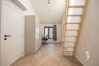 <p><span>Ontdek deze moderne studentenkamer in een kwalitatief vernieuwbouwproject, gelegen aan de Justus Lipsiusstraat in het hart van Leuven. Het gebouw werd grondig vernieuwd met duurzame materialen en afgewerkt met oog voor kwaliteit en comfort. </span></p><p><span>De kamer bevindt zich op de eerste verdieping en beschikt over een praktische mezzanine die de ruimte optimaal benut. Ze is uitgerust met een energiezuinige lucht-luchtwarmtepomp, die zowel voor verwarming in de winter als voor verkoeling in de zomer zorgt. De kamer wordt volledig bemeubeld verkocht en beschikt over een boxspring (140x200), bureau met stoel, ingebouwde kleerkast, gordijnen en een praktisch ontbijtblok met magnetron en koelkast. Daarnaast beschikt de kamer over eigen sanitair wat bijdraagt aan het comfort en de privacy.</span></p><p><span>In het gebouw bevindt zich een kwalitatief uitgeruste gemeenschappelijke keuken, voorzien van moderne toestellen waaronder een vaatwasser voor extra comfort. Deze gemeenschappelijke ruimte biedt studenten alle comfort om uitgebreid te koken en gezellig samen te eten. </span></p><p><span>Dankzij de centrale ligging bevinden campussen, winkels en horecazaken zich op wandelafstand. Dit maakt deze studentenkamer niet alleen een praktische uitvalsbasis voor studenten, maar ook een interessante investeringsopportuniteit.</span></p><p><span>Bovendien wordt de kamer gedurende drie jaar professioneel beheerd door het Team Rentmeester van Immo Livit. Deze dienstverlening is inbegrepen in de vraagprijs, waardoor u kunt investeren met extra gemoedsrust.</span></p><p><span>De foto's zijn afkomstig van referentiepanden en dienen ter illustratie van de afwerkingsgraad en de sfeer.</span></p><p><span>Oplevering voorzien begin 2027. </span></p><p><span>Interesse in een kwalitatieve studentenkamer op een top locatie? Contacteer ons via 016 15 31 15 of <span>info@immolivit.be</span></span><span>.</span></p><p><span> </span></p>