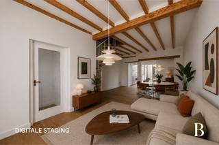 Ligging

In de charmante Koraalplaats 14 te Deurne bevindt zich deze karaktervolle en gerenoveerde woning, verscholen in een gezellig en rustig straatje met een dorps karakter. Wonen in de Koraalplaats betekent genieten van een unieke combinatie van privacy, groen en gezelligheid. De woning werd bovendien stijlvol ontworpen en afgewerkt door binnenhuisarchitecte Sarah Gomperts, wat zich vertaalt in een harmonieus interieur met oog voor detail, nieuwe houten eiken vloer, warmte en tijdloze materialen. Dankzij de rustige ligging en de aangename gemeenschappelijke tuin geniet je hier van een groene woonbeleving midden in Deurne.

Indeling

Op het gelijkvloers kom je binnen in een ruime en gezellige leefruimte die naadloos overgaat in een open, volledig uitgeruste keuken. Daarnaast bevindt zich hier ook een moderne badkamer die functioneel is ingericht.

De eerste verdieping telt twee volwaardige slaapkamers, beide voorzien van veel natuurlijke lichtinval.

Achteraan de woning bevindt zich een gezellige koer met een extra ruimte die kan dienen als opslag, hobbyruimte of werkplek.

Troeven

Volledig gerenoveerde en instapklare woning
Gelegen in een rustige en charmante buurt
West-georiënteerde koer met veel zon
Open en volledig ingerichte keuken
Twee ruime slaapkamers met veel licht
EPC B, elektriciteit conform en geen asbest
Aanwezigheid van gloednieuwe airco en warmtepompen
Grote gemeenschappelijke tuin