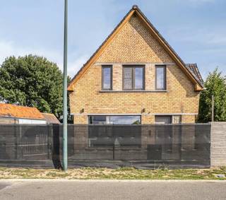 Op zoek naar ruimte, rust en mogelijkheden? Deze volledig gerenoveerde woning op een perceel van 2.192 m² combineert wonen, werken en buitenleven...