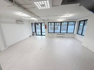 Bureau of praktijkruimte in het centrum van Dilbeek.Gelegen op de gelijkvloerse verdieping.De ruimte beschikt over een aparte inkomdeur, makkelijk...