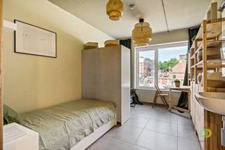 <p><span>Moderne studentenkamer in nieuwbouwresidentie op topligging in Anderlecht, vlakbij Campus Kaai van de Erasmushogeschool Brussel. Deze kwalitatieve studentenresidentie is ideaal voor studenten die hun studies in Brussel starten en vormt tegelijk een interessante vastgoedbelegging. De kamer is praktisch ingericht met voldoende ruimte voor een bed, bureau en kasten en beschikt over een eigen wastafel en airconditioning. Per verdieping zijn er gemeenschappelijke douches en sanitaire voorzieningen. Elk blok beschikt over een volledig uitgeruste gemeenschappelijke keuken en een aangename ontspanningsruimte waar studenten kunnen studeren of samenkomen. Daarnaast zijn er een gemeenschappelijke wasplaats en fietsenstalling voorzien. De ligging aan de Materiaalstraat biedt een uitstekende bereikbaarheid en bevindt zich op wandelafstand van Campus Kaai van de Erasmushogeschool Brussel, terwijl ook andere onderwijsinstellingen en campussen in Brussel vlot bereikbaar zijn. Dankzij de nabijheid van metro, tram en bus is er bovendien een goede verbinding met het centrum van Brussel en de verschillende universiteitscampussen. Een comfortabele en kwalitatieve studentenkamer op een strategische locatie, ideaal voor eigen gebruik door een studerend kind of als investering.</span><span> </span></p>