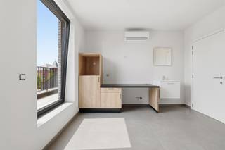 <p><span>NIEUWBOUW STUDENTENKAMERS VANAF 400 EURO IN GEEL </span></p><p><span> </span></p><p><span>Deze kleinschalige &amp; gloednieuwe studentenresidentie genaamd PAS is gelegen in Geel. De locatie is perfect om optimaal te genieten van het studentenleven. Wij bevinden ons op een kleine tien minuten fietsen van de Thomas More Hogeschool en de Universiteit KU LEUVEN Campus Geel. Daarnaast kunnen de studenten zich vlot verplaatsen naar verschillende supermarkten, drank- en eetgelegenheden, het stedelijk zwembad of de lokale fitness. Nog een troef aan de locatie is de goede bereikbaarheid voor de wekelijkse verplaatsing naar het thuisfront. Zo bevinden wij ons enerzijds op een vijftal minuutjes van het station van Geel en anderzijds op een boogscheut van de autosnelweg en verschillende verbindingswegen. </span></p><p><span> </span></p><p><span>Toegekomen aan residentie PAS ontdekken wij een knappe, moderne residentie verspreid over de gelijkvloerse, eerste en tweede verdieping. De residentie bestaat uit 19 kamers. Op de gelijkvloerse verdieping is er een volledig uitgeruste keuken, een zithoek + een gemeenschappelijke buitenruimte. </span></p><p><span> </span></p><p><span>Basic kot</span></p><p><span>- Huurprijs 400,00 euro </span></p><p><span>- De algemene onkosten bedragen 50,00 euro/maand incl. verwarming, water, elektriciteit &amp; internet</span></p><p><span>- Kamer met een oppervlakte van circa 12m² à 14m² + terras </span></p><p><span>- Gemeenschappelijk sanitair</span></p><p><span> </span></p><p><span>TROEVEN </span></p><p><span>- Nieuwbouw</span></p><p><span>- Kleinschalige &amp; energiezuinige residentie</span></p><p><span>- Aanwezigheid van een fietsenparking (incl. bovenvermelde huurprijs)</span></p><p><span>- Mogelijkheid tot het huren van een autostaanplaats aan 75,00 euro/maand</span></p><p><span> </span></p><p><span>Studierichting gekozen maar nog geen kot gevonden? Neem dan snel contact op met Pillar te bereiken op het nummer 033 695 695 of via info@pillar.estate. </span></p><p><span> </span></p><p><span>Deze gegevens zijn louter ter informatieve titel. De vermelde oppervlaktes zijn slechts een indicatie. Pillar kan niet verantwoordelijk gesteld worden voor de juistheid van de aan haar verstrekte gegevens. </span></p><p><span> </span></p><p><span> </span></p>