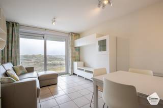 <p>Studio moderne aux couleurs agréables situé au 5ième étage, offrant donc une vue ouverte:</p><ul><li>Grande terrasse orientée sud-ouest,</li><li>Hall d'entrée avec grande armoire de rangement et vestiaire,</li><li>Jolie cuisine rénovée,</li><li>Salle de bain avec douche, lavabo, belles armoires et wc,</li><li>Séjour avec divan-lit,</li><li>Superbe vue sur les dunes,</li><li>Local à vélos dans le bâtiment.</li></ul>