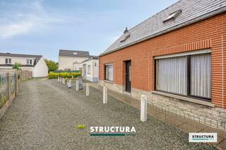 Woning op 7a 50ca met zuidgerichte tuin en dubbele garage/atelier!Deze te renoveren woning ligt in tweede lijn van de Ternatsestraat in Affligem en combineert een rustige ligging met een perceel van 7a 50ca. Voor de woning bevindt zich een privatieve, zuidgerichte tuin zonder directe inkijk. De dubbele garage/atelier vormt een interessante extra voor wie nood heeft aan parkeer-, hobby- of bergruimte.De woning beschikt momenteel over twee slaapkamers en een bureau/3e kamer op het gelijkvloers, met bijkomende mogelijkheden op de zolderverdieping.IndelingGelijkvloers: inkomhal, lichtrijke leefruimte, aparte eetkamer, keuken, twee slaapkamers, bijkomende kamer, badkamer en wasberging.Buiten bevinden zich de koer, de tuin en een dubbele garage/atelier.Verdieping: zolderruimte die mogelijkheden biedt voor de inrichting van bijkomende kamers.Karakteristieken•Perceel van 7a 50ca•Bewoonbare oppervlakte van ca. 120 m²•Zuidgerichte tuin van ca. 368 m²•Rustige ligging in tweede lijn•Twee slaapkamers + bijkomende kamer•Inrichtingsmogelijkheden op de zolderverdieping•Dubbele garage/atelier•Perceelbreedte van ca. 23 meter•EPC-label F – renovatieverplichting van toepassing•Elektrische installatie niet conform•P-score A / G-score A•Nabij het centrum van Affligem en dagelijkse voorzieningenEen interessante eigendom voor wie op zoek is naar een woning die naar eigen smaak gerenoveerd kan worden, met een mooi perceel en interessante bijgebouwen.Interesse? Plan uw bezoek via 02 460 80 46 of info@structura.be.