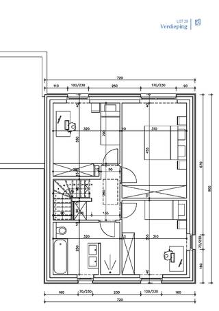 Deze strak ontworpen nieuwbouwwoning van Huysman Bouw ligt in een rustige, nieuwe verkaveling tussen de Eeklostraat en Benninckstraat. De bouwwerken zijn gestart en u koopt aan vaste prijs. De woning is zuidoost georiënteerd op een perceel van 261m² en beschikt over een carport, zolder, 3 slaapkamers en een praktische wasplaats. Dankzij de grote raampartijen geniet u van veel licht en een optimale indeling. Energiezuinigheid staat centraal: warmtepomp met vloerverwarming op beide verdiepingen, zonnepanelen, ventilatie met warmterecuperatie en superisolerende beglazing zijn standaard. Uw interieur kiest u volledig op maat, met begeleiding van onze interieurarchitect. Ruime budgetten voor keuken, vloeren en deuren zijn voorzien. Ontworpen door CAS architecten, met hoogwaardige gevelmaterialen en strakke lijnen. Interesse? Contacteer Ewout Vanden Bussche via 0497 588 888 of contact@huysmanbouw.be.