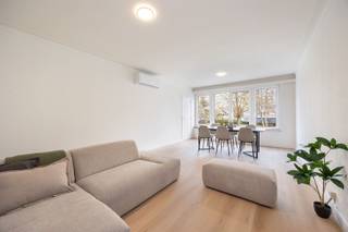 <p><span>Ten zuiden van het Rivierenhof, rustig en groen maar toch vlot bereikbaar. Lopen in het park en fietsen naar de stad. Alles op een steenworp van dit appartement.</span></p><p><span>Indeling: inkomhal, lichte leefruimte met grote raampartijen en aansluitend de vernieuwde keuken, 2 volwaardige slaapkamers achteraan met volledig uitgerekt Zuid terras over de gehele breedte van het appartement. . Badkamer met douche, toilet en wastafel.</span></p><p><span>Extra's: * Energetisch gerenoveerd gebouw (renovatie 2025) met hoogrendementsglas, warmtepomp lucht/lucht en vloerisolatie * Uitstekend EPC-label B (110 kWh/m²jaar) * Direct bewoonbaar of onmiddellijk verhuurbaar * Optie: aankoop gelijkvloers met 3 garageplaatsen én toegang tot de tuin voor 80.000,00 euro</span></p><p><span>Info/bezoek: 03/283 05 00 - <span>stad@sinjoor.be</span></span></p>