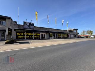 Op een uitstekende locatie vlakbij het centrum van Aartrijke bieden wij dit veelzijdige handelspand van +/- 76 m² aan. Het pand combineert een strategische ligging met open indeling en aparte toegang, ideaal voor diverse commerciële doeleinden.<br /><br />Het handelspand met een vrije hoogte van 3 m tot 3,40 m nokhoogte geniet van optimale zichtbaarheid dankzij de grote raampartijen en veel parkeergelegenheid. <br /><br />De combinatie van de centrale ligging, voldoende parkeerplaatsen en uitstekende zichtbaarheid biedt mogelijkheden voor retail, showroom of dienstverlening.<br /><br />Neem contact op met <strong>PANORAMA B2B</strong> voor bijkomende inlichtingen, plannen of een vrijblijvend plaatsbezoek via<strong> 050 250 200.</strong>