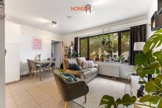 Op zoek naar een interessante investering of een eigen woonst op een toplocatie in Leuven? Dan is dit verzorgde éénslaapkamerappartement in Residentie De Kapucijn zeker een bezoek waard. Gelegen aan de Kapucijnenvoer, op wandelafstand van het historisch centrum, de universiteitscampussen, winkels, horecazaken en openbaar vervoer, geniet u hier van een uitzonderlijke ligging in het hart van de stad. Het appartement bevindt zich op de eerste verdieping en omvat een inkomhal, een apart gastentoilet, een lichtrijke leefruimte met open keuken, een volwaardige slaapkamer en een badkamer. Dankzij de praktische indeling, de aangename lichtinval en de centrale ligging vormt dit een ideale woonst voor eigen gebruik, studerende kinderen of een zorgeloze investering. Een absolute meerwaarde is de inbegrepen autostaanplaats in de ondergrondse parkeergarage, een zeldzaam voordeel in deze buurt. Daarnaast beschikt het appartement ook over een privatieve kelderberging die extra bergruimte biedt. Bovendien werd de verwarmingsketel vernieuwd in juli 2025. Het appartement is momenteel verhuurd via een huurovereenkomst van drie jaar die loopt vanaf 1 augustus 2025. Het gebouw werd opgericht in 1995 en beschikt over een lift. Kortom, een uitstekend gelegen appartement dat comfort, bereikbaarheid en investeringspotentieel combineert op een van de meest gegeerde locaties van Leuven. Contacteer ons gerust voor meer informatie of een bezoek ter plaatse via info@homies.be.