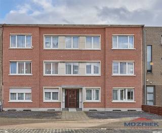 Dit appartement met 2 slaapkamers is op de tweede verdieping van het appartementsgebouw. <br />Indeling: gemeenschappelijke inkomhal, trap naar boven. ruime inkomhal, living, aparte ingerichte keuken, klein terrasje, 2 slaapkamers en badkamer. In de kelder is er nog een berging.<br />Het appartement is goed onderhouden, slechts enkele minuten van het station, centrum en scholen. Voor het appartementsgebouw is er voldoende parkeergelegenheid.