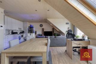 Appartement duplex très décent en centre ville, 2 chambres, beau séjour avec cuisine ouverte, salle de bain avec douche et toilettes. Chauffage par convecteurs électriques. Parquet. Excellent rendement.Louable pour € 700 minimum. Visites ? Marc 0475 595959