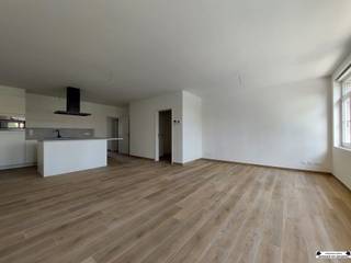 Stijlvol afgewerkt appartement met twee slpks, twee auto-staanplaatsen en terras in het centrum van Gooreind (ca.100m²) Residentie...