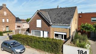 Deze woning is gelegen op een royaal perceel van 1126 m², met een straatbreedte van 14 meter. Het perceel is volledig bouwgrond, wat verschillende ontwikkelingsmogelijkheden biedt.<br /><br />Renovatie of nieuwbouw?<br />Deze eigendom leent zich perfect voor een grondige renovatie, maar biedt evengoed potentieel voor het bouwen van een volledig nieuwe woning.<br /><br />Indeling huidige woning:<br />U betreedt de woning via de inkomhal die toegang geeft tot de lichtrijke woonkamer. Aansluitend bevinden zich de keuken en een praktische bijkeuken. Verder op het gelijkvloers vindt u een bureauruimte (ook bruikbaar als extra slaapkamer), de badkamer, een wasruimte met toilet en een kelder.<br /><br />Op de eerste verdieping zijn er twee ruime slaapkamers en een zolderruimte die perfect kan worden ingericht als masterbedroom met en-suite badkamer.<br /><br />Interesse?<br />Wenst u meer informatie of plant u graag een bezoek? Contacteer ons gerust.